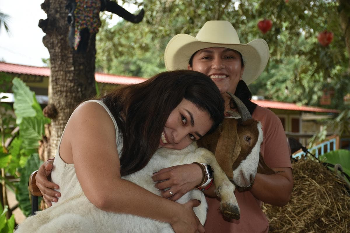 Familia de Rancho Contento conviviendo con los animales